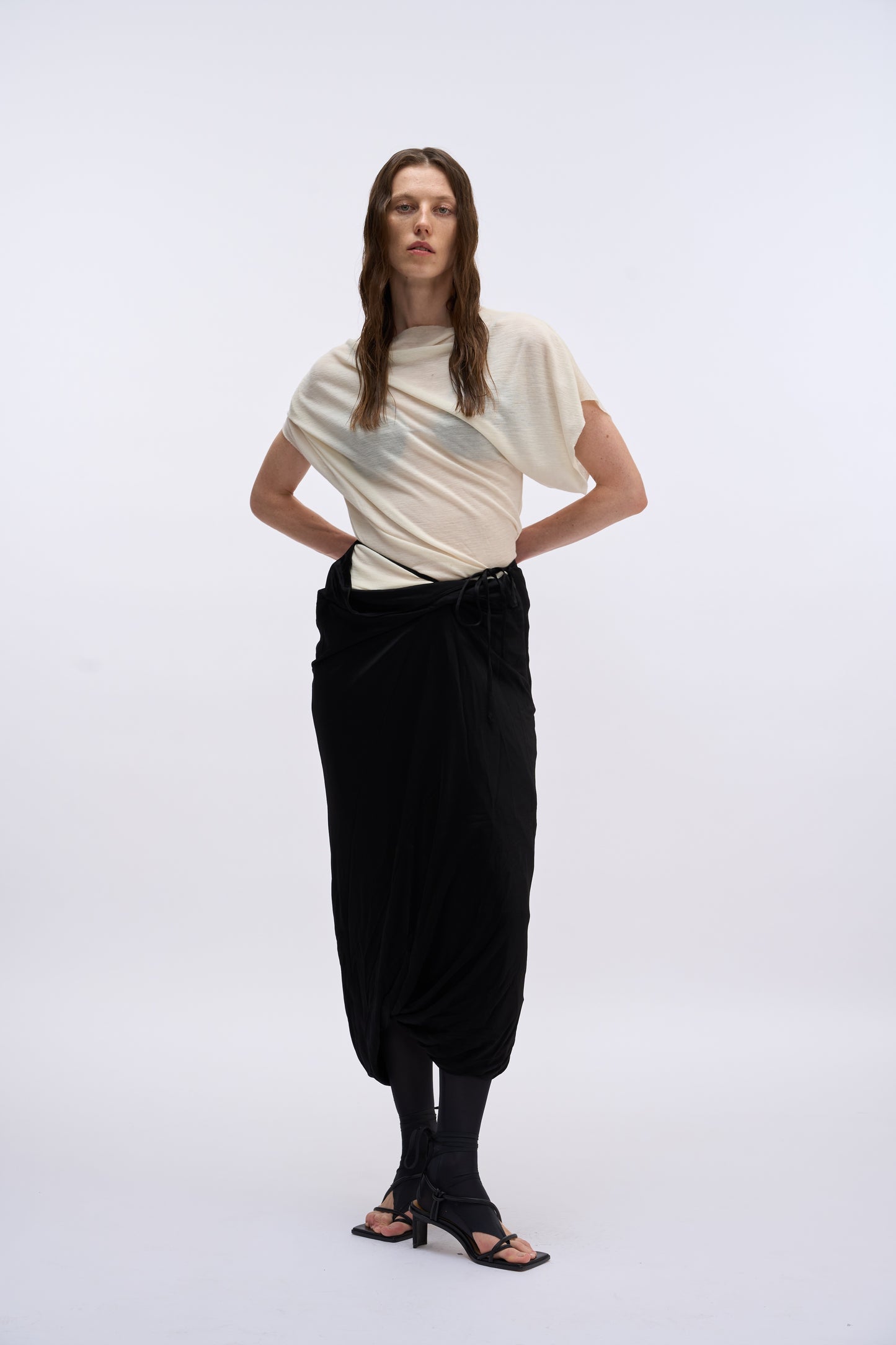MAYALI Pinch pleated standing cut short top