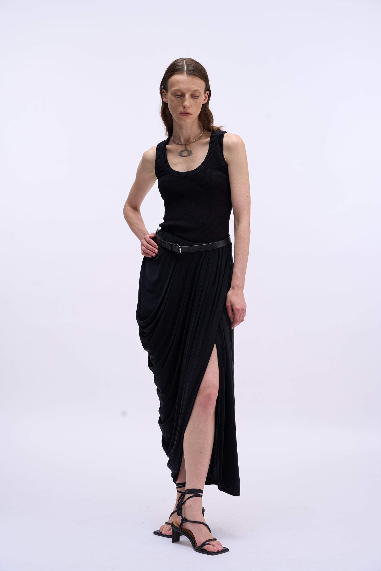 MAYALI Irregular standing cut slit pleated skirt